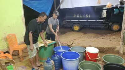 Polisi Salurkan Air Bersih untuk Korban Banjir di Trumon Tengah