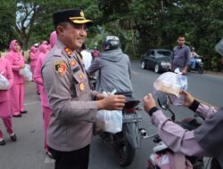 Bulan Penuh Berkah Kapolres Aceh Besar Dan Ketua Bhayangkari Bagikan Takjil Kepada Masyarakat Pengguna Jalan