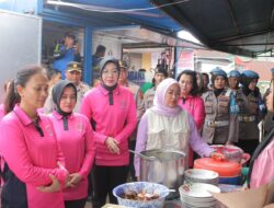 Sapa Pengungsi Banjir Bandang Sumbar, Ketum Bhayangkari Hibur Anak-anak Pengungsi